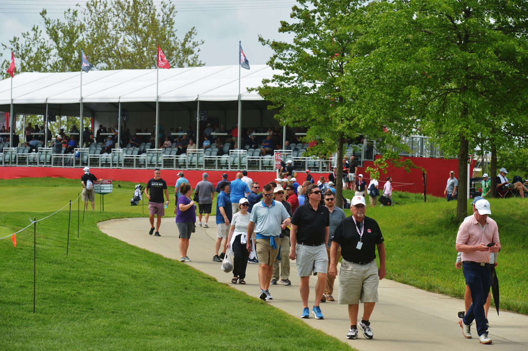 220527-HP-senior-pga-spectators2-photo.jpg